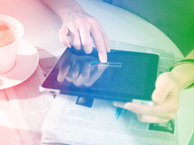 frau-am-tablet-liest-neuigkeiten